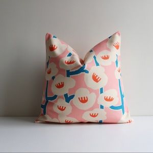 Brand New!! Beautiful 18 x 18 throw pillow cover.